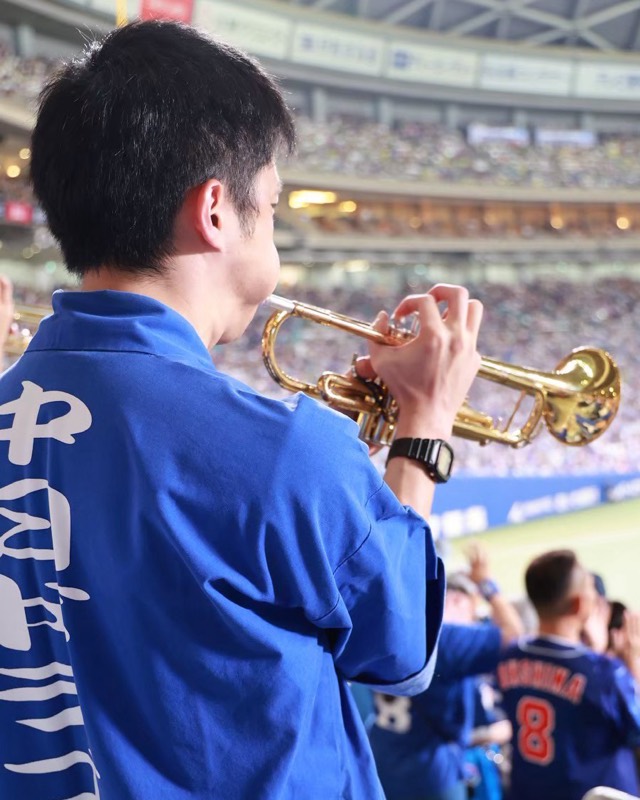 スタンドでトランペットを演奏する団員
